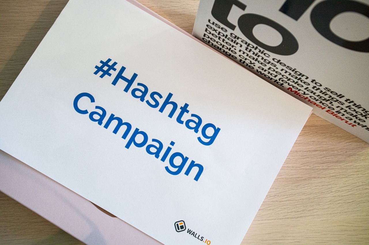 Une image conceptuelle d’une campagne de hashtag affichée sur papier pour des stratégies marketing.